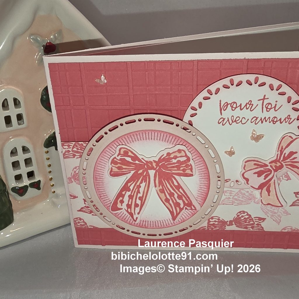 Détail d'une carte Octobre Rose Stampin’ Up! avec un grand nœud rose dans un cercle décoratif et des motifs tamponnés.