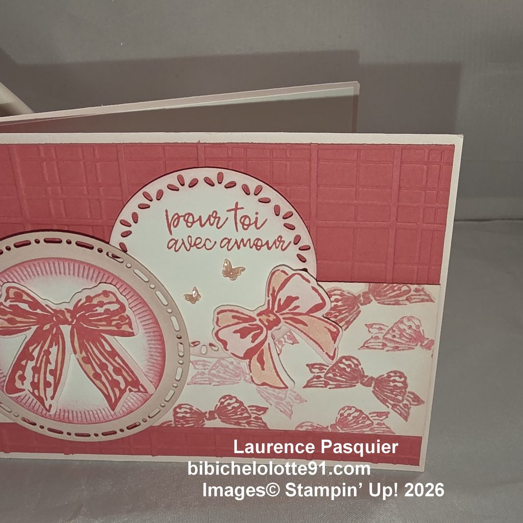 Carte Octobre Rose Stampin’ Up! avec le message pour toi avec amour, des nœuds roses et un fond embossé