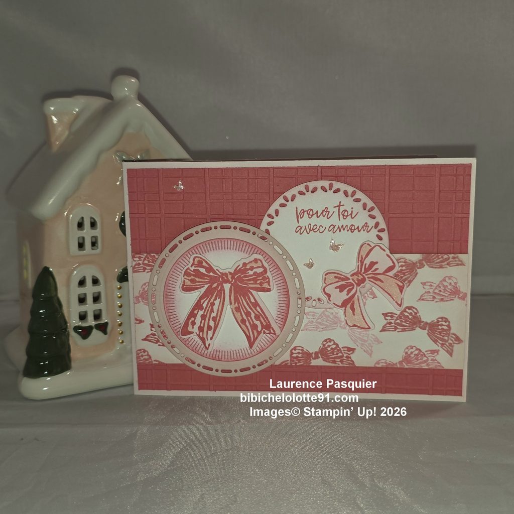 Carte Octobre Rose faite main avec Stampin’ Up!, décorée de nœuds roses et d'un fond texturé.